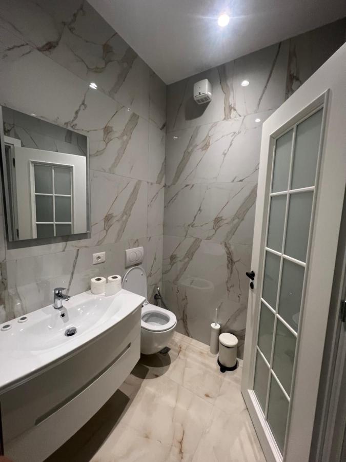 Cane Apartment Emerald Tirana Bagian luar foto