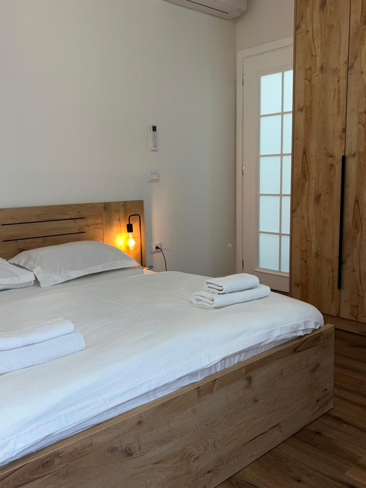 Cane Apartment Emerald Tirana Bagian luar foto